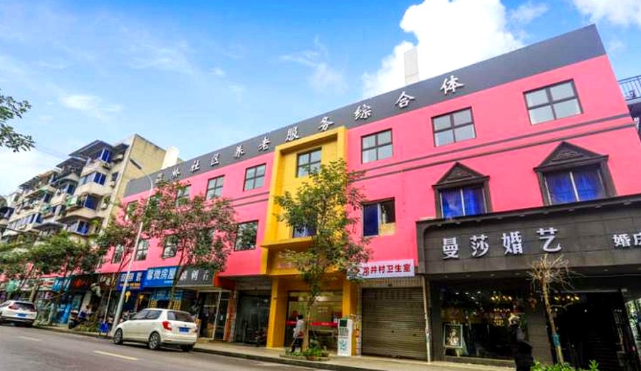 在成都,龙井安瑞社区养老服务综合体把手工、舞蹈和电影排进每日课表