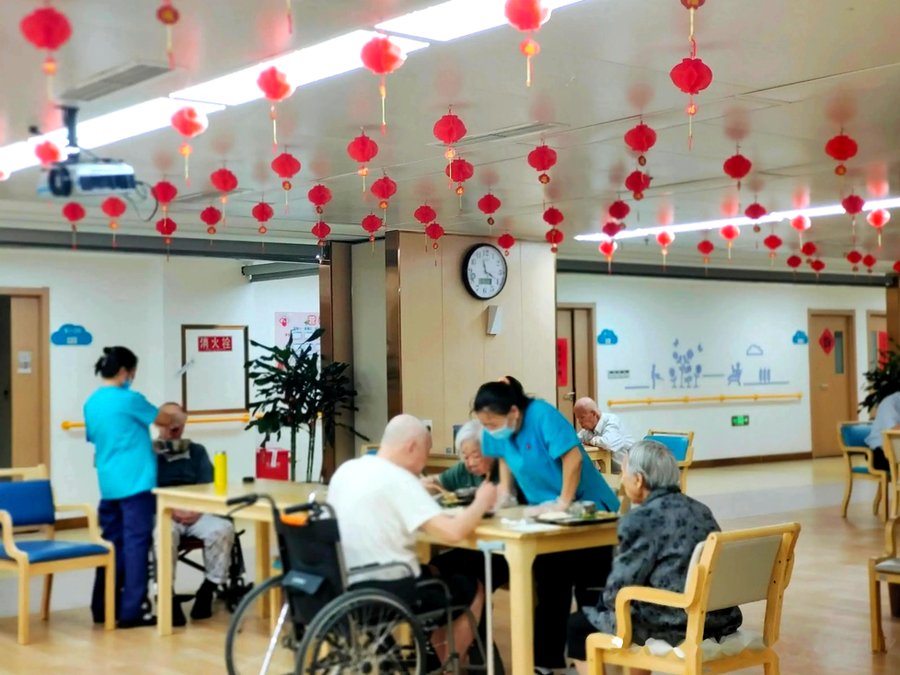 在成都,龙井安瑞社区养老服务综合体把手工、舞蹈和电影排进每日课表