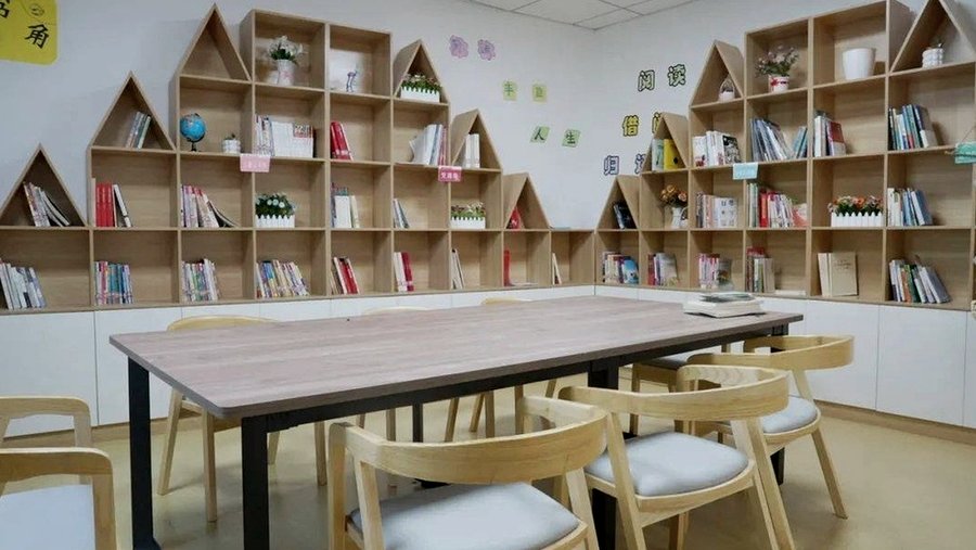 在成都市民政部门近年推动的养老服务体系建设中,社工专业人才配置和志愿者服务活动被明确纳入养老机构服务质量基本要求。不少家属在为老人选择养老院时,都会特意问一句:“这里有社工吗?有没有志愿者来搞活动?”带着这个问题,我们以成华区一家具有代表性的社区养老机构——成都市康逸乐养老服务日间照料中心为例,观察实际落地情况。