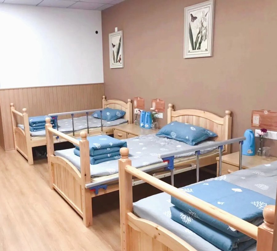 在成都为长辈找养老院?哺恩平福养老护理中心的庭院与康复步道实探