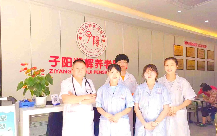 在龙泉驿区选养老院，先看懂三类机构再看子阳润辉