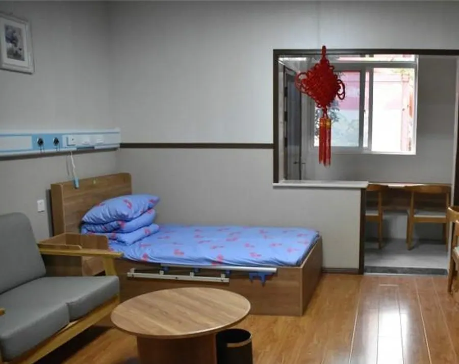 成都龙泉聚宝山养老中心院内环境实拍